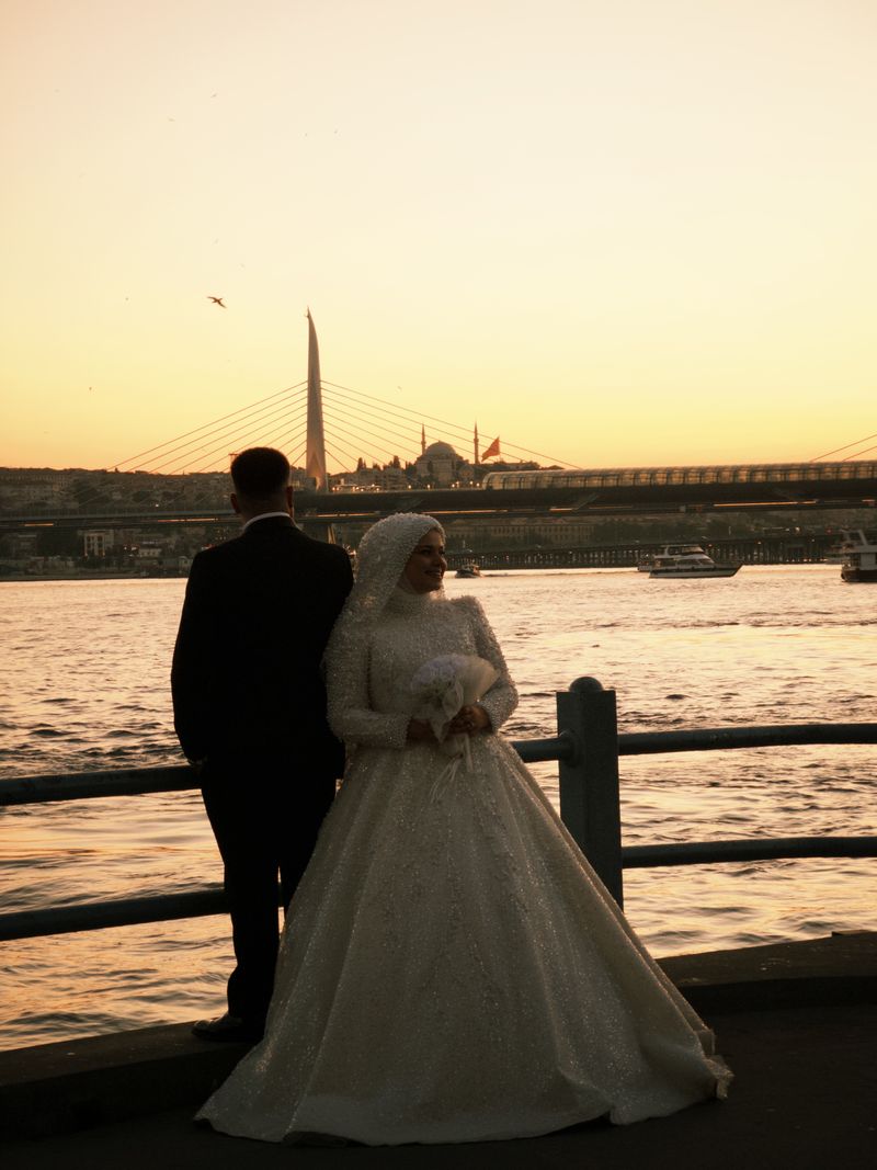 İstanbul Boğazı'nda düğün gününü kutlayan çift
